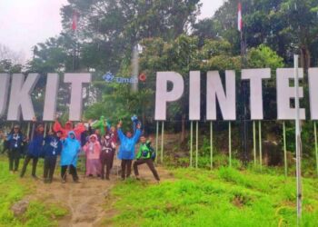 Peserta Peran Saka Nasional Tahun 2022 Diajak Berwisata Kelilingi Bukit Pinteir bersama DLHK Babel