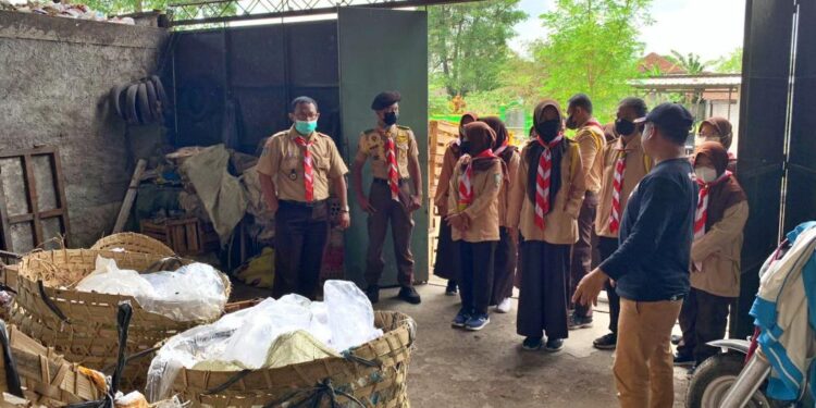 Pelajari Aktivitas Pengelolaan Sampah secara Langsung, Saka Kalpataru Sleman Kunjungi TPS 3R Randu Alas