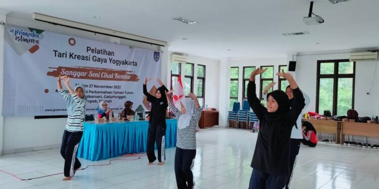 Hari Kedua Pelatihan Tari Kreasi, Peserta Diminta Membuat Pola Lantai dan Menampilkan Hasil Gerakannya