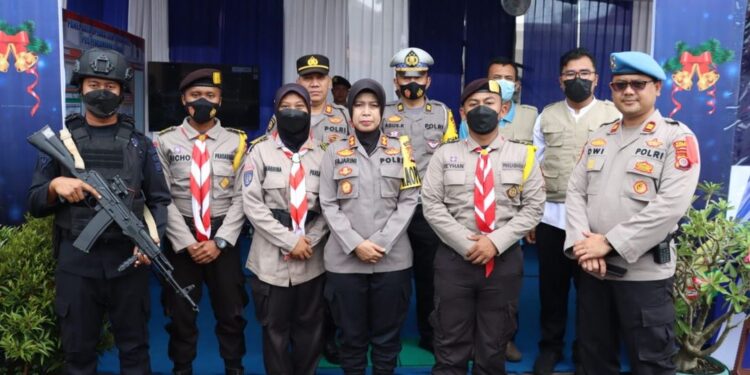 Pengamanan Arus Lalu Lintas Natal dan Tahun Baru serta Kamtibmas oleh personil Saka Bhayangkara Kulon Progo