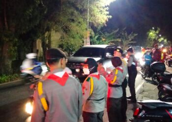 Saka Bhayangkara Polsek Ngemplak Amankan PAM Ibadat Malam Natal Gereja Santo Petrus Paulus Bababadan
