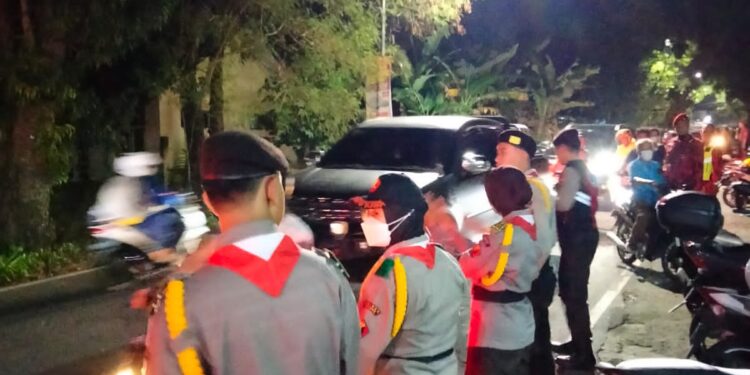 Saka Bhayangkara Polsek Ngemplak Amankan PAM Ibadat Malam Natal Gereja Santo Petrus Paulus Bababadan