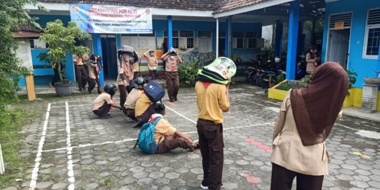 Gugusdepan Pangkalan SLB Tegar Harapan Sleman Melaksanakan Gladi Darurat Gempa Bumi