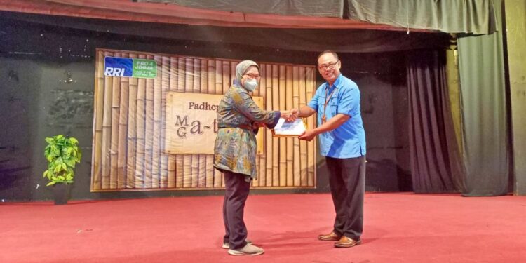 Kwarda DIY Terima Penghargaan dari RRI Yogyakarta Atas Peran Aktifnya pada Program Siaran Kawruh di Programa 4