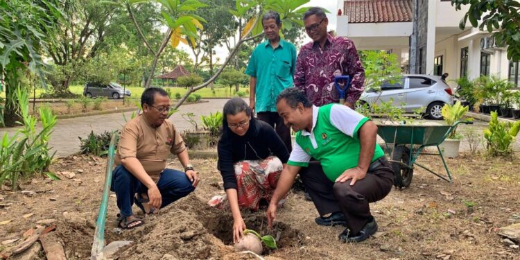 Kak GKR Mangkubumi Tanam Pohon Kelapa di Halaman Kwarda DIY, Tumbuhkan Semangat di Awal Tahun 2023
