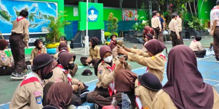 Puluhan Pramuka SDN Timuran Yogyakarta Antusias Membuat Saringan Air Sederhana dari Botol Bekas
