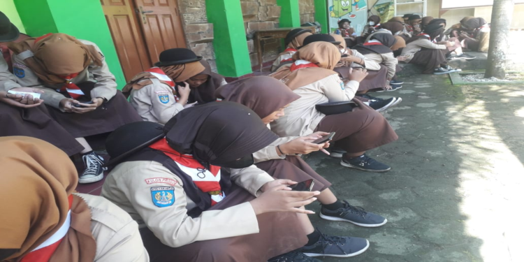 Pramuka SMK Ma’arif 1 Temon Pecahkan Puzzlle yang Melatih Fikiran serta Kesabaran