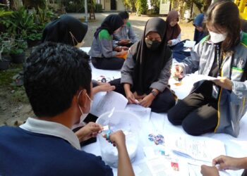 Tingkatkan Kreativitas, Anggota Saka Kalpataru Sleman Berlatih Pembuatan Topeng Kertas