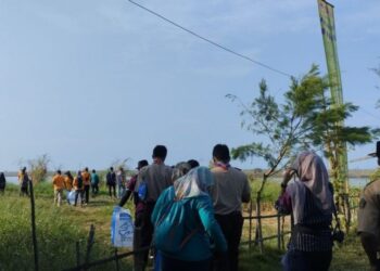 Saka Wanabakti Bantul Turut Aktif dalam Kegiatan Penanaman Mangrove dan Bersih Sampah di Pantai Baros