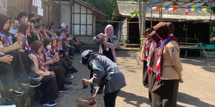 Saka Kalpataru Sleman Kenalkan Pembuatan Ecoenzym pada Perkemahan Satya Darma SMA Negeri 1 Seyegan