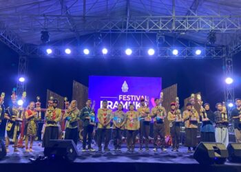 Pemenang Lomba FPJ 2023 di Hari Pertama Menerima Trophy Juara