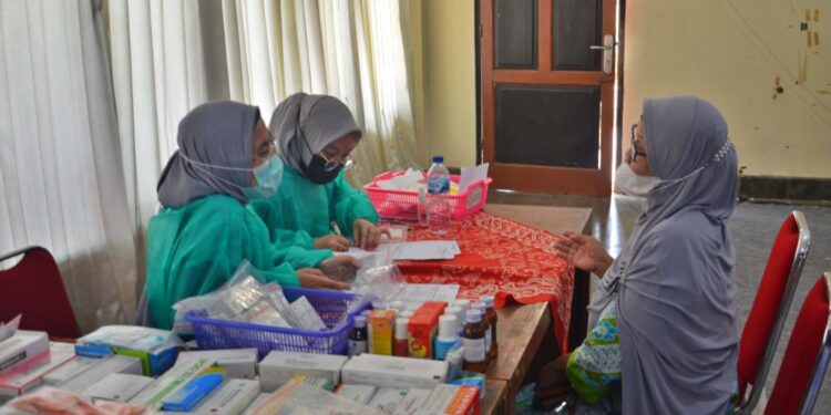 Lima Dokter Gigi, Satu Dokter Umum, dan 12 Koass RSGM UMY Bantu Pemeriksaan Kesehatan Gratis di FPJ 2023