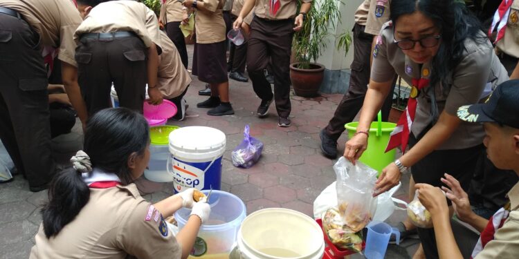Pramuka SMA BOPKRI 1 Yogyakarta Olah Sampah jadi Eco Enzyme