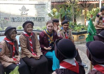 Pramuka dari Polandia Ini Mengaku Terkesan atas Sambutan dan Aktivitas Latihan Rutin di SMA Negeri 6 Yogyakarta