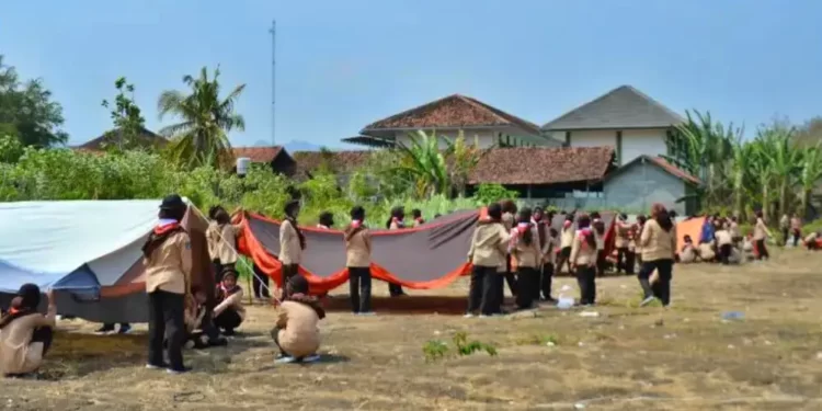 Pramuka MAN 1 Kulon Progo Isi Latihan Rutin dengan Materi Pendirian Tenda
