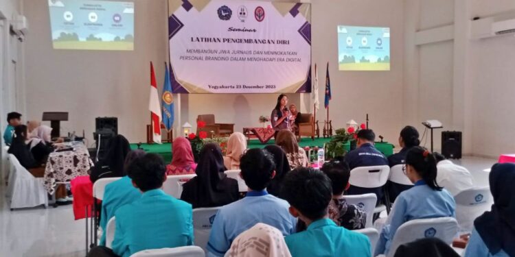 Kolaborasi, UKM Pramuka dan Exclamer Progress Organization AMA Yogyakarta Gelar Seminar Pengembangan Diri