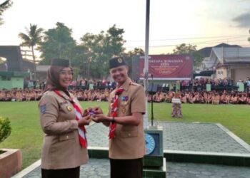 Ketua Kwarcab Bantul Menerima Tanda Kualifikasi Pewarta Istimewa dari PusbangJusinfo Kwarda DIY