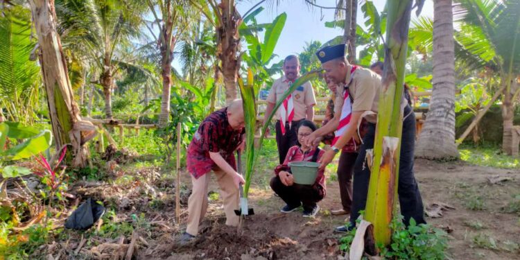 Monev di Kampung Pramuka Sukorojo, Tim Kwarda DIY Tanam Kelapa Genjah Entok di Bantaran Sungai