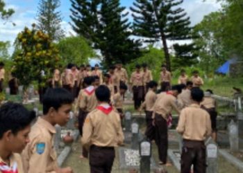 Tumbuhkan Jiwa Patriotisme dan Sikap Ksatria, Pramuka SMP Negeri 4 Gamping Tabur Bunga di Taman Makam Pejuang 45