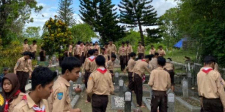 Tumbuhkan Jiwa Patriotisme dan Sikap Ksatria, Pramuka SMP Negeri 4 Gamping Tabur Bunga di Taman Makam Pejuang 45