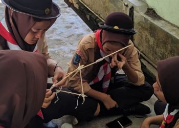 FOTO : Pramuka MAN 1 Kulon Progo Berlatih Membuat Pioneering