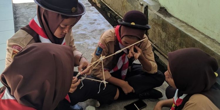 FOTO : Pramuka MAN 1 Kulon Progo Berlatih Membuat Pioneering