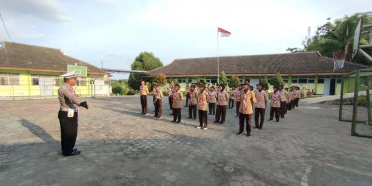 Petugas Karya Bakti Lebaran 2024 dari Pangkalan SMA Negeri 1 Patuk Mengikuti Bimtek Pengaturan Lalu Lintas