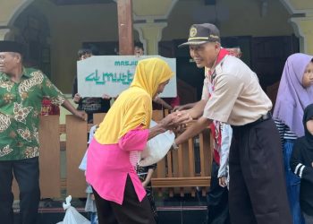 Penggalang Gudep SMPN 2 Tepus Bagikan Zakat Fitrak kepada Jamaah Masjid Al Muttaqien Klapaloro