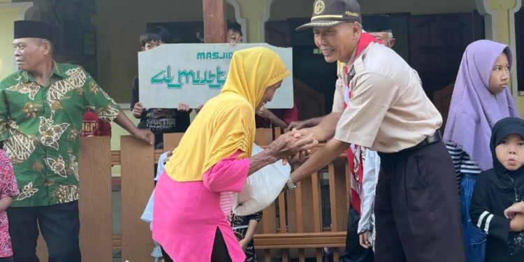 Penggalang Gudep SMPN 2 Tepus Bagikan Zakat Fitrak kepada Jamaah Masjid Al Muttaqien Klapaloro