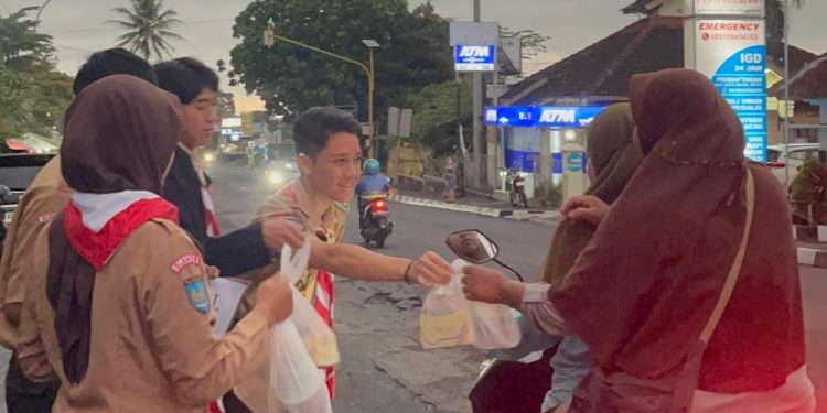 Giat Bulan Ramadan, DKR Pakem Berbagi Takjil di Jl. Kaliurang Km 17