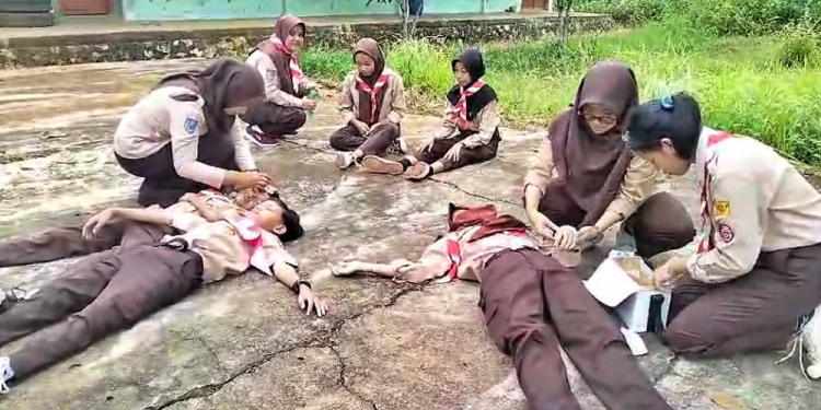 Gugusdepan Pangkalan SMP Negeri 3 Tepus Gelar Simulasi Bencana Gempa Bumi