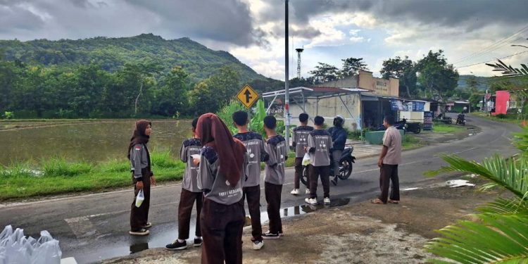 Pramuka SMK Negeri 1 Gedangsari Berbagi Takjil sebagai Rangkaian Karya Bakti Pramuka 2024