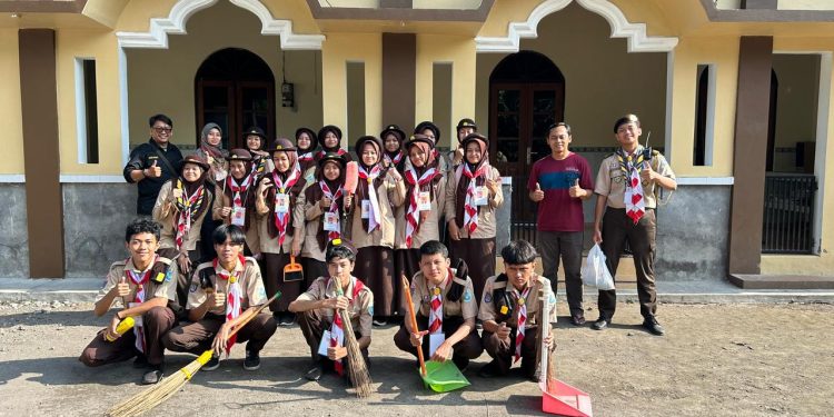 Bakti Kepada Masyarakat: Pramuka MAN 1 Yogyakarta Membersihkan Masjid Sekitar Bumi Perkemahan