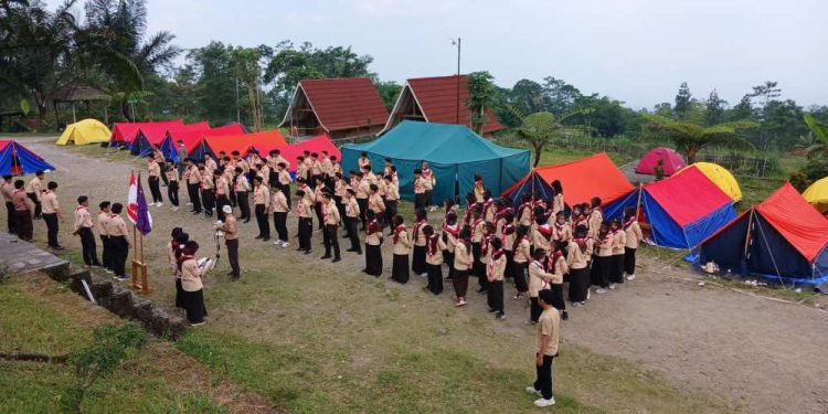 Pramuka SMA Islam Al Azhar Nikmati Alam dan Tebar Kebaikan dalam Kemah Bakti 2024 di Teras Merapi