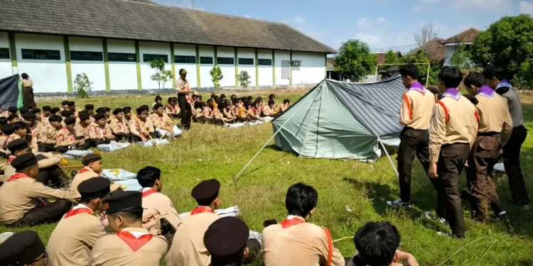 Penuh Semangat, Pramuka MTsN 8 Sleman Gelar Latihan Bongkar Pasang Tenda