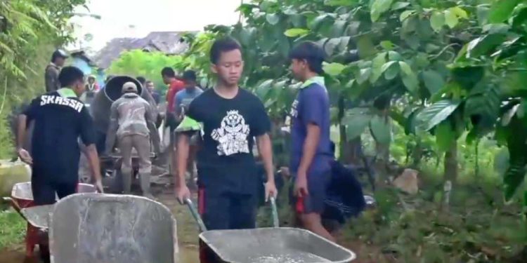 Peserta Perkemahan Wirakarya Cabang Kulon Progo 2024 Bangun Cor Jalan Setapak Dusun Tegalsari
