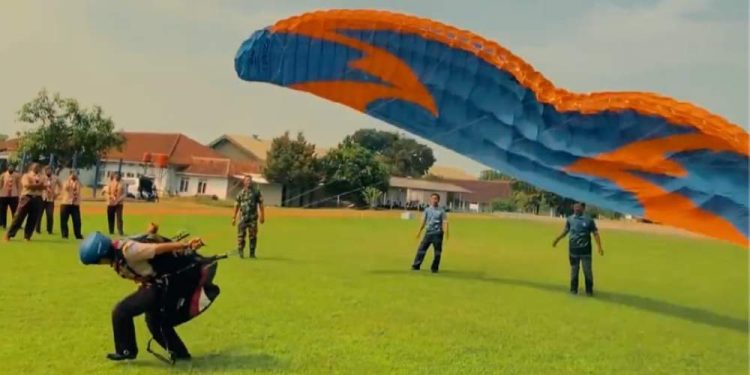 Serunya Latihan Ground Handling Paralayang Saka Dirgantara Adisutjipto Yogyakarta
