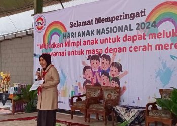Kak Warsih Sampaikan Sambutan pada Pembukaan Lomba Menggambar dan Mewarnai di SD Budi Utama