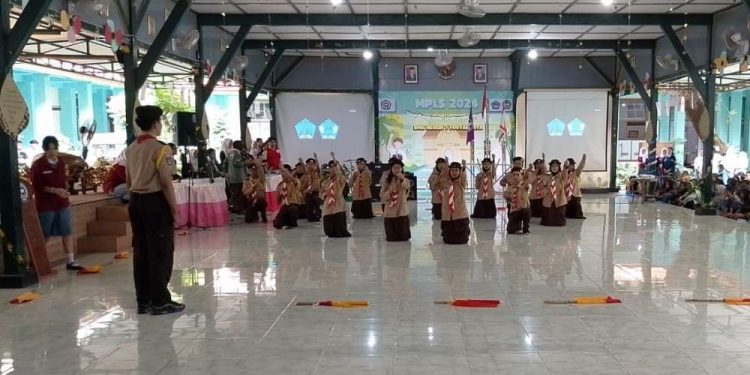 Dewan Ambalan Arjuna-Srikandi Tampil Demo Ekstrakulikuler di MPLS SMKN 1 Yogyakarta