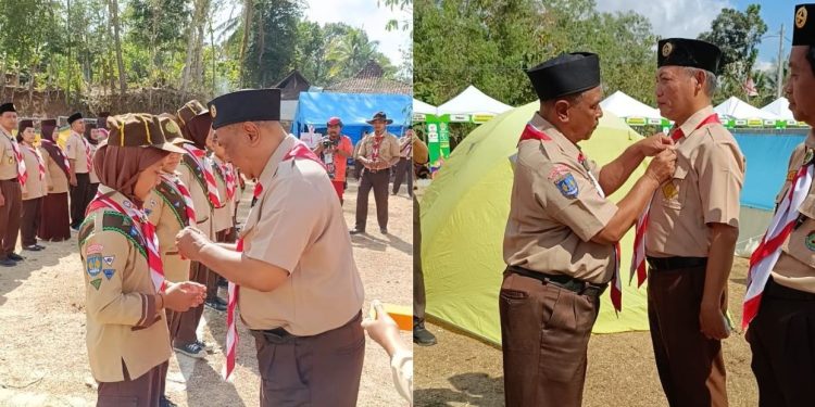 Sekretaris Kwarcab Gunungkidul Sematkan Lencana Teladan dan Pancawarsa di Kampung Pramuka Putat
