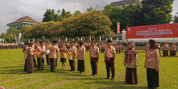 Apel Besar Hari Pramuka ke-63 , Kamabicab Kota Yogyakarta Sematkan Lencana Penghargaan kepada para Penerima