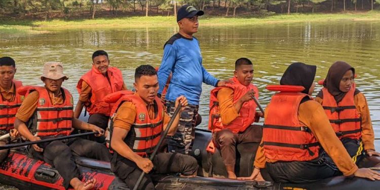 Pelatihan Penggunaan Perahu Karet Menjadi Salah Satu Agenda di Kemah Bahari 2024