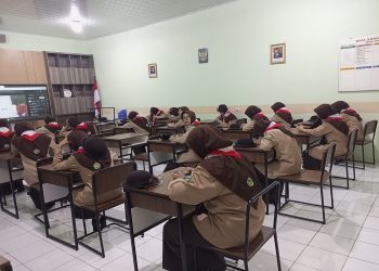Siswa Kelas X MAN 1 Yogyakarta Melaksanakan Pre Test Seputar Materi Latihan Rutin Kepramukaan