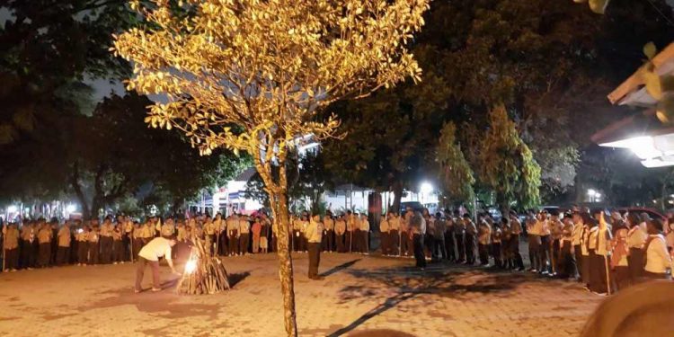 Upacara Api Unggun Hangatkan Suasana Perkemahan Pramuka Berkebutuhan Khusus di Buper Babarsari
