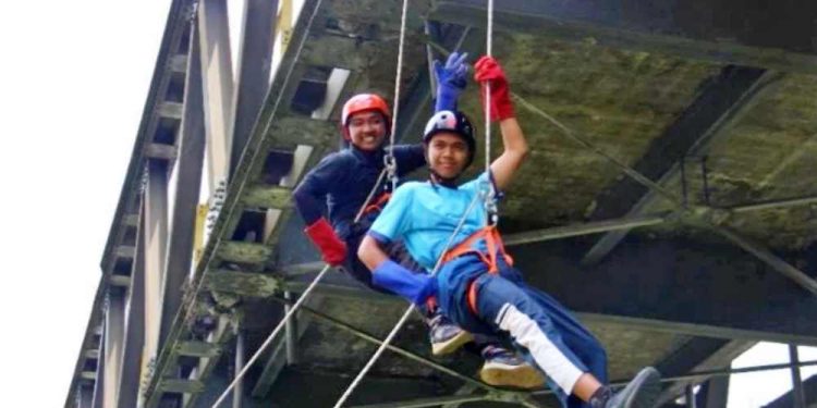 Anggota Saka Kominfo Sleman dan Bhayangkara Seyegan Berlatih Rappelling di Jembatan Kronggahan