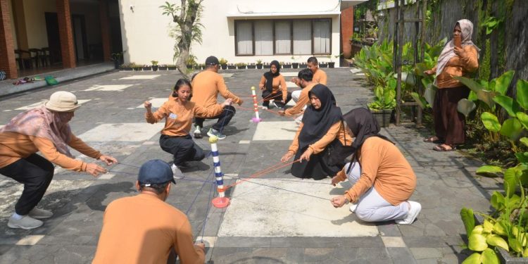 Bangun dan Perkuat Tim, Peserta Penyegaran Pimsaka Kwarda DIY Semangat Mengikuti Fun Games