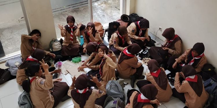 Latihan Rutin, Pramuka Stembayo Ubah Barang Bekas Jadi Kerajinan Menarik