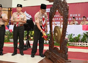 Pemukulan Gong oleh Ketua Kwarnas Menandai Dibukanya Bimtek Penulisan Sejarah Kwartir Daerah