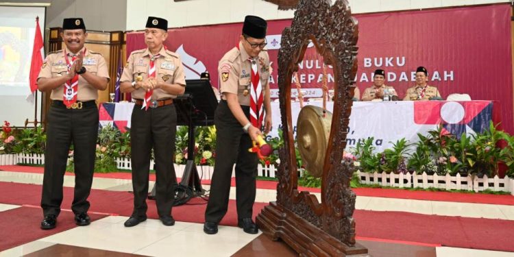 Pemukulan Gong oleh Ketua Kwarnas Menandai Dibukanya Bimtek Penulisan Sejarah Kwartir Daerah