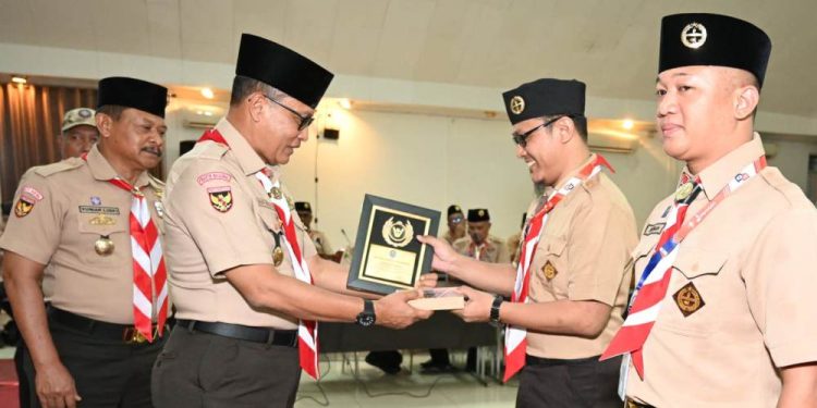 Plakat Bronze Prize APR Video Contest on Impact Scouting Diserahterimakan Kwarnas kepada Kwarda DIY